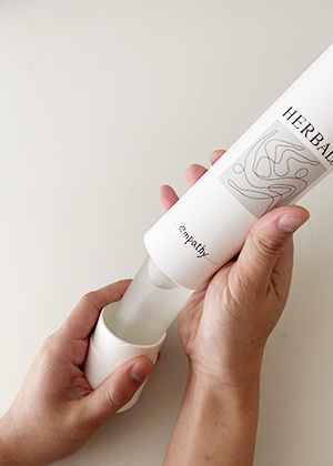 毎日、手が届く場所に置けるスタイリッシュで清楚なパッケージデザイン