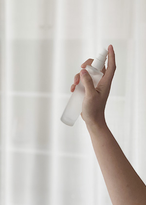 空間だけでなくテキスタイルへスプレーすることで最適な場所で香り空間を楽しみます